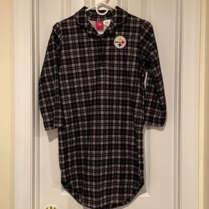 ❤️❤️ A cozy Vintage black and white authentic NFL Steelers night shirt